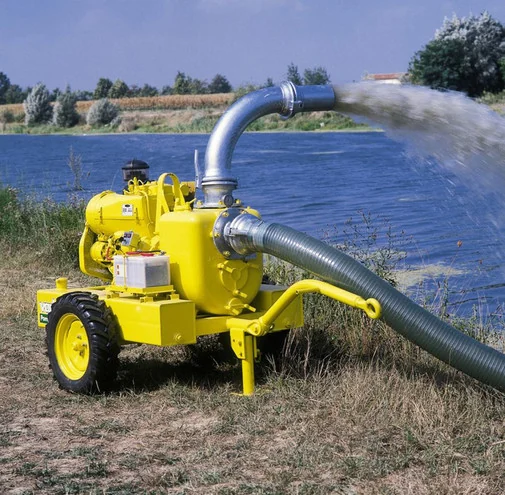 Groupe d’épuisement Varisco sur remorque, en pompage sur un plan d’eau